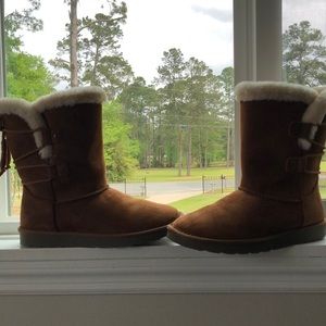 Brown boots with fur.